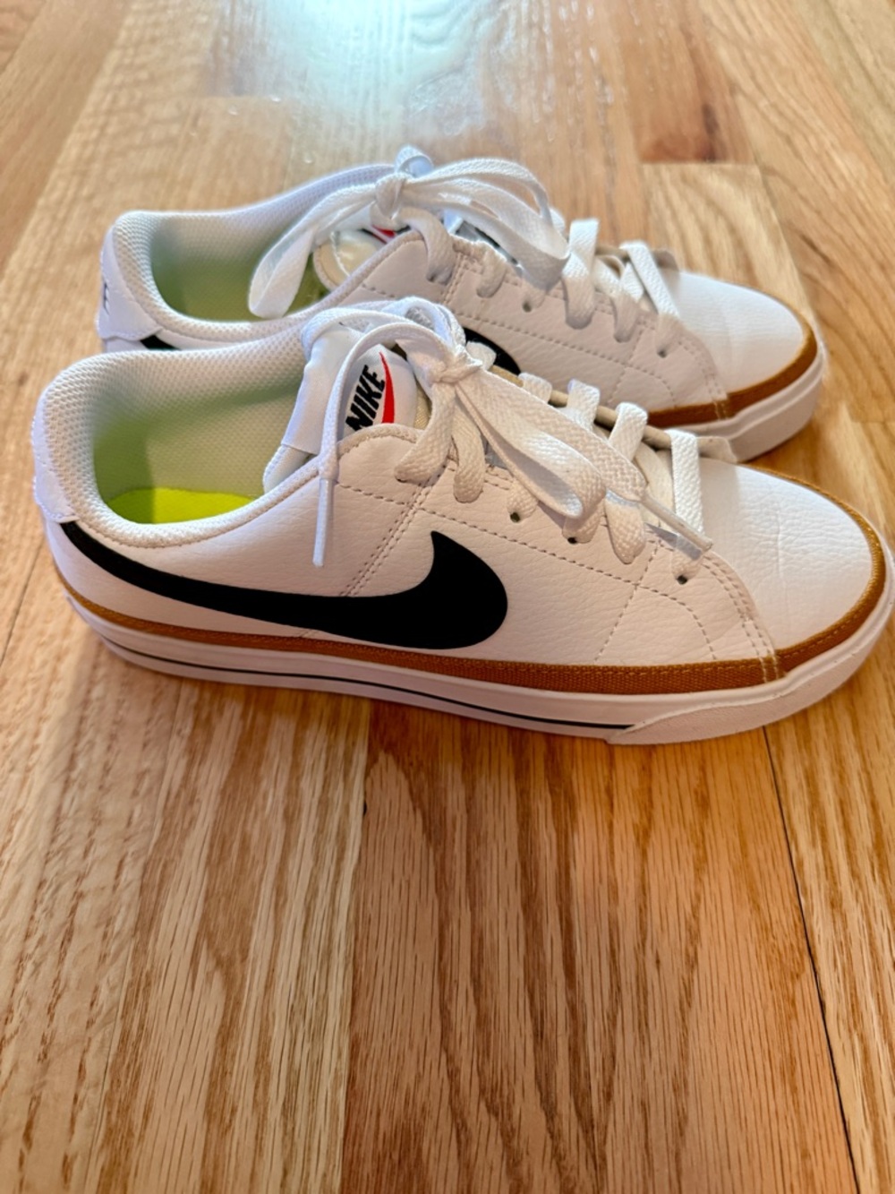 NWOB Nike White Low-Top Sneakers with Black Swoosh and Brown Trim Size 6